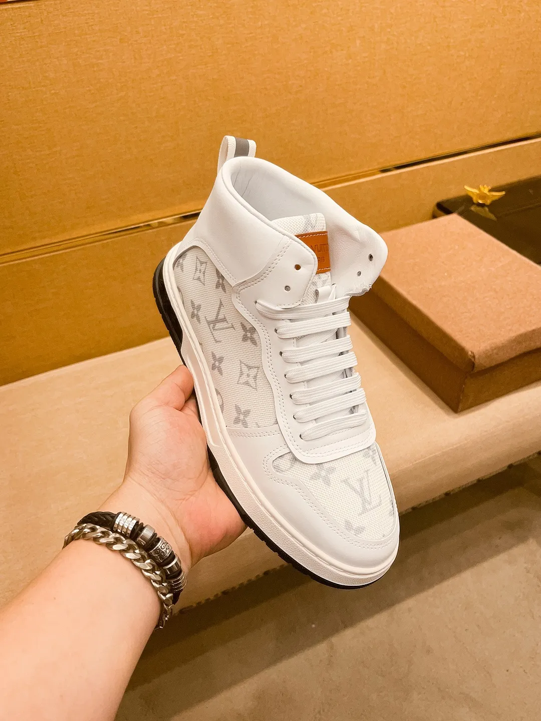 Men's shoes 💰 440💰【 LV 】🔥 Louis Vuitton, high-end men's shoes brand, official website 1:1 latest masterpiece: the upper is made of first-layer cowhide imported from Italy with a comfortable and breathable lining➕original non-slip and wear-resistant outsole🔥, making walking more convenient and comfortable! An exclusive new model, a stunning work, a beautiful 1:1 replica [color] compared to the official quality! Create a fashionable personality to set off your uniqueness! A must-have for trendy men! Classic🔥Size: 38-44 Color: 🔥Multiple colors available🔥